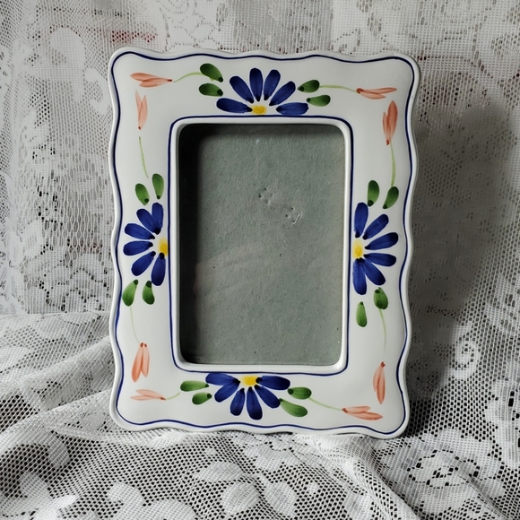 Ceramic Picture Frame with Scalloped Edge - Picture 1 of 7